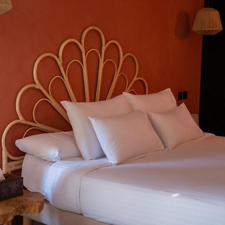 Maison Roucas - Restaurant Et Chambres D'Hotes Solerieux Bagian luar foto