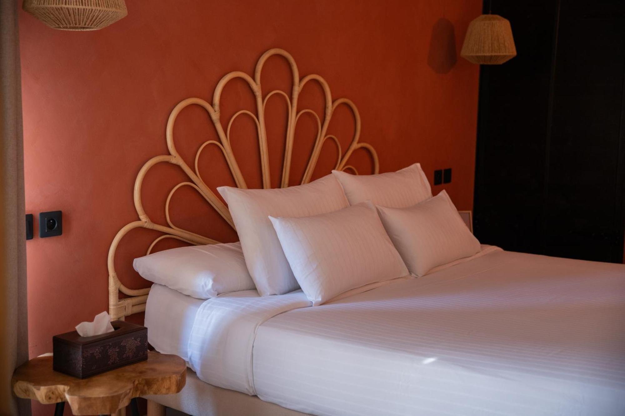 Maison Roucas - Restaurant Et Chambres D'Hotes Solerieux Bagian luar foto