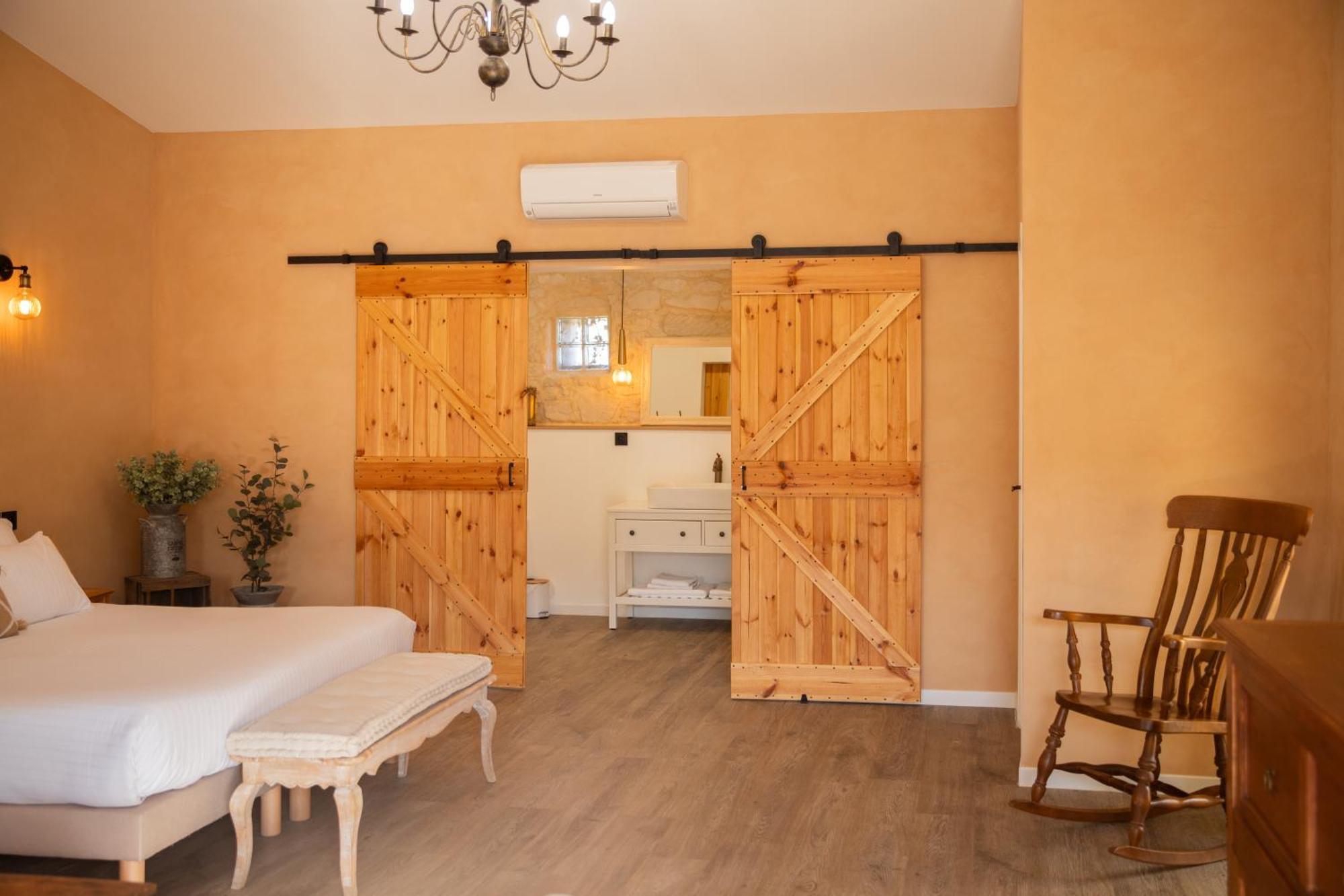 Maison Roucas - Restaurant Et Chambres D'Hotes Solerieux Bagian luar foto